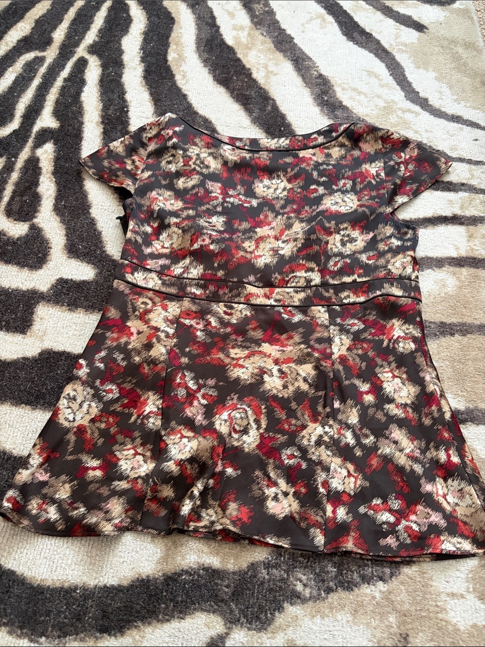 LOFT Brown Floral V-Neck Short Sleeve Blouse with Red Accents - Picture 2 of 4
